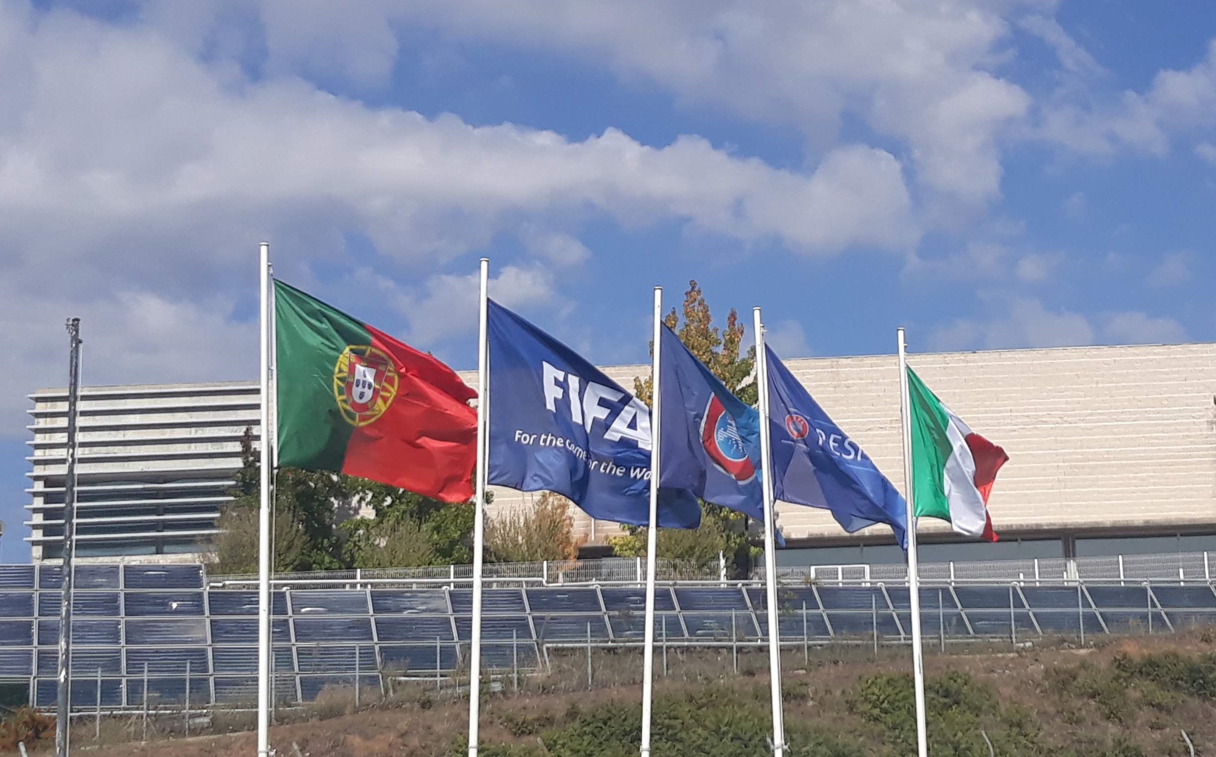 Bandeira da FIFA no Centro de Treinos de Futebol Feminino